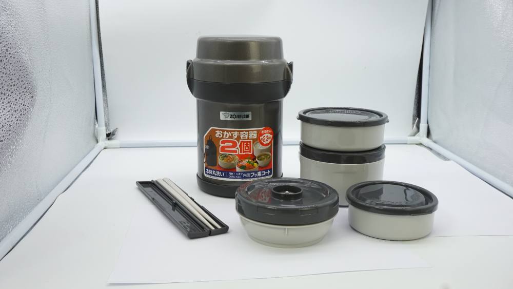 Tặng kèm dụng cụ ăn uống và túi xách