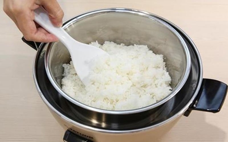 Nồi cơm điện không chín phải làm sao? Nguyên nhân và cách xử lý 4 Khi cơm sống một phần và hạt còn khô thì dùng xửng hấp để cơm mềm lại