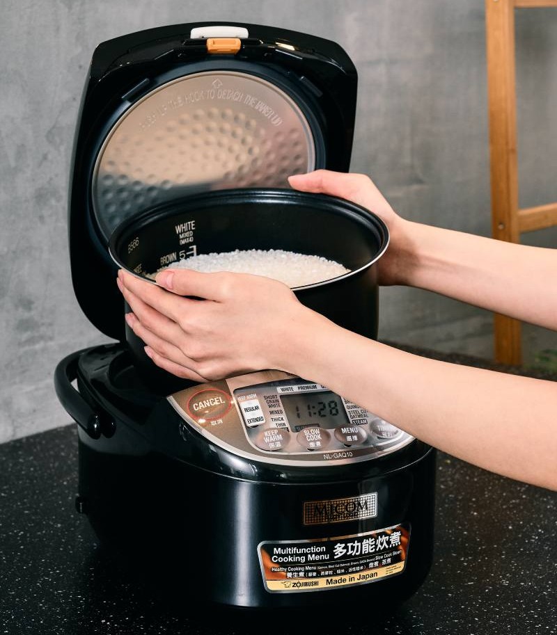 Nồi cơm điện không chín phải làm sao? Nguyên nhân và cách xử lý 1 Chọn sai chế độ nấu và quên nhấn nút là những nguyên nhân phổ biến khiến cơm không chín đến từ lỗi của người tiêu dùng
