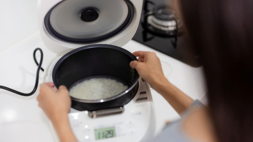 Nồi cơm điện không chín phải làm sao? Nguyên nhân và cách xử lý 9 Không lau khô đáy lòng nồi trước khi nấu là nguyên nhân phổ biến khiến nồi cơm điện mau hỏng và cơm hay bị sống
