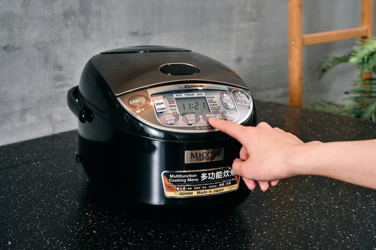 Cách làm sữa chua bằng nồi cơm điện ngon đơn giản tại nhà 10 Bật chế độ giữ ấm trên nồi cơm điện giúp sữa chua nhanh đông lại