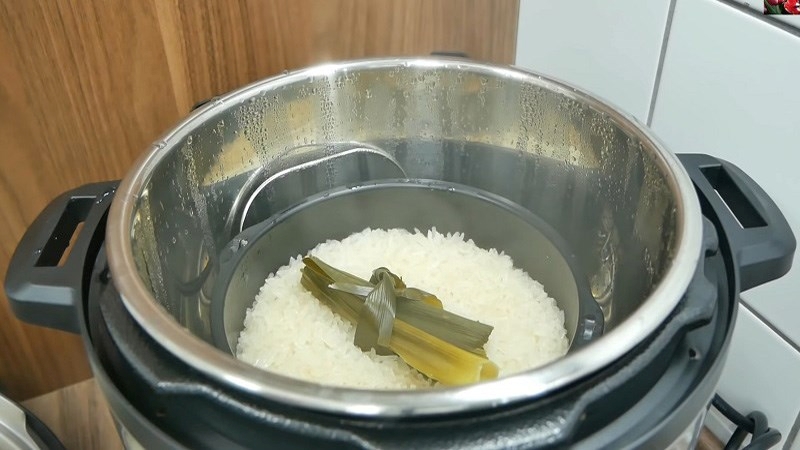 Cách nấu xôi bằng nồi cơm điện mềm thơm, không nhão 4 Cách hấp xôi bằng nồi cơm điện (dùng xửng hấp) (Nguồn ảnh: internet)