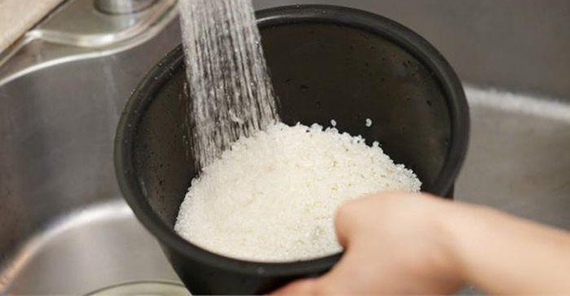 Cách nấu cơm bằng nồi cơm điện ngon, dẻo chuẩn 5 Cho gạo vào lòng nồi và đổ nước (Nguồn ảnh: internet)