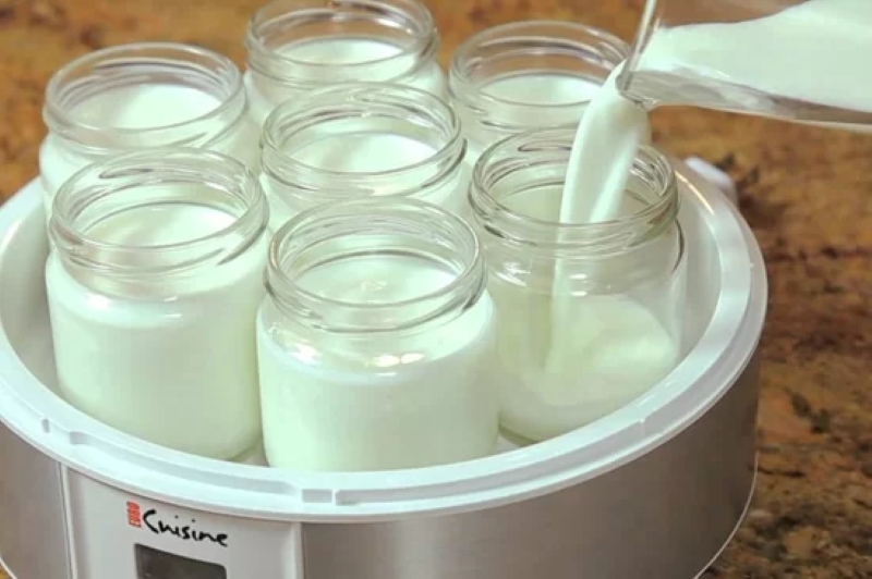 Cách làm sữa chua bằng nồi cơm điện ngon đơn giản tại nhà 6 Cho sữa chua vào hũ thủy tinh (Nguồn ảnh: internet)