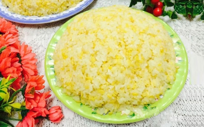 Cách nấu xôi đậu xanh bằng nồi cơm điện dẻo ngon tại nhà 6 Cho xôi ra đĩa và thưởng thức (Nguồn ảnh: internet)