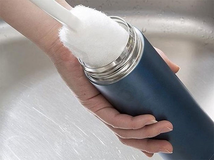 Cách chọn mua bình giữ nhiệt Zojirushi 600ml chính hãng 7 Dùng cọ mềm làm sạch lòng bình để bảo quản bình được tốt hơn (Nguồn ảnh: internet)