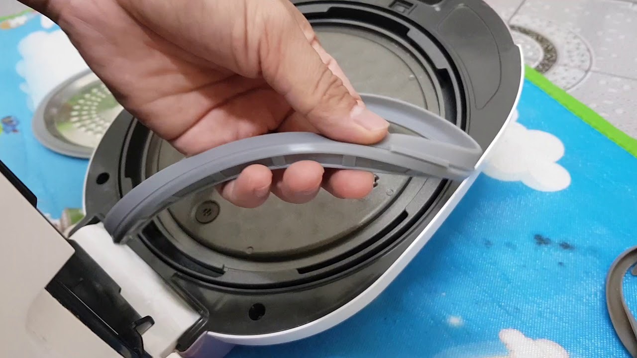 Cách sửa nồi cơm điện tại nhà với 5 lỗi thường gặp 7 Nên thay gioăng nắp khi bị cứng hoặc nứt để không làm ảnh hưởng đến chất lượng cơm (Nguồn ảnh: internet)