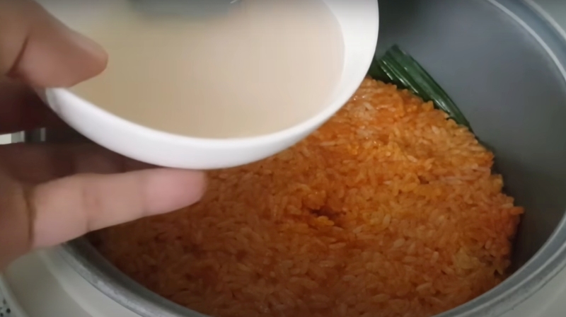 Thêm nước cốt dừa và tiếp tục ủ để xôi chín và mềm hơn (Nguồn ảnh: internet) 