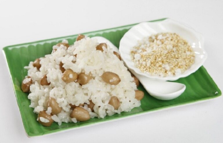 Cách nấu xôi lạc bằng nồi cơm điện dẻo thơm, không sượng
