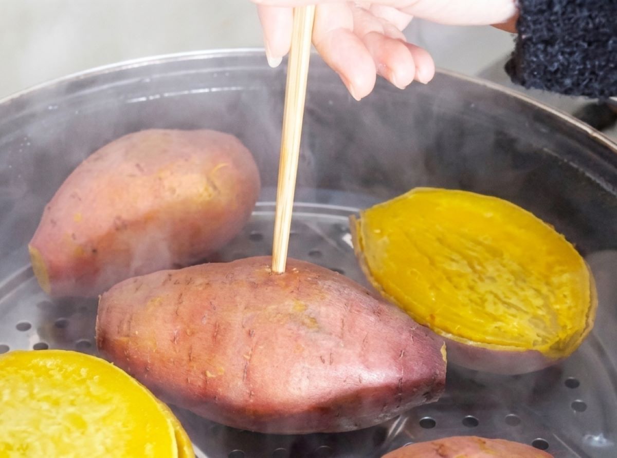 Cách luộc khoai bằng nồi cơm điện chín bở, ngọt bùi 9 Kiểm tra độ chín của khoai sau khi hấp bằng nồi cơm điện (Nguồn: Internet)