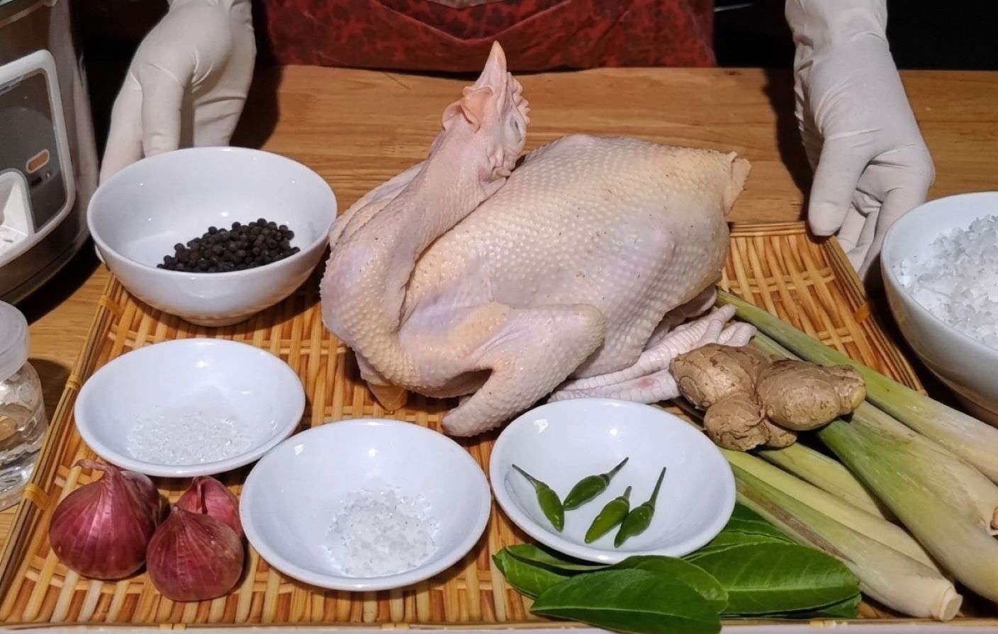 Nguyên liệu làm gà hấp nồi cơm điện (Nguồn: Internet) 