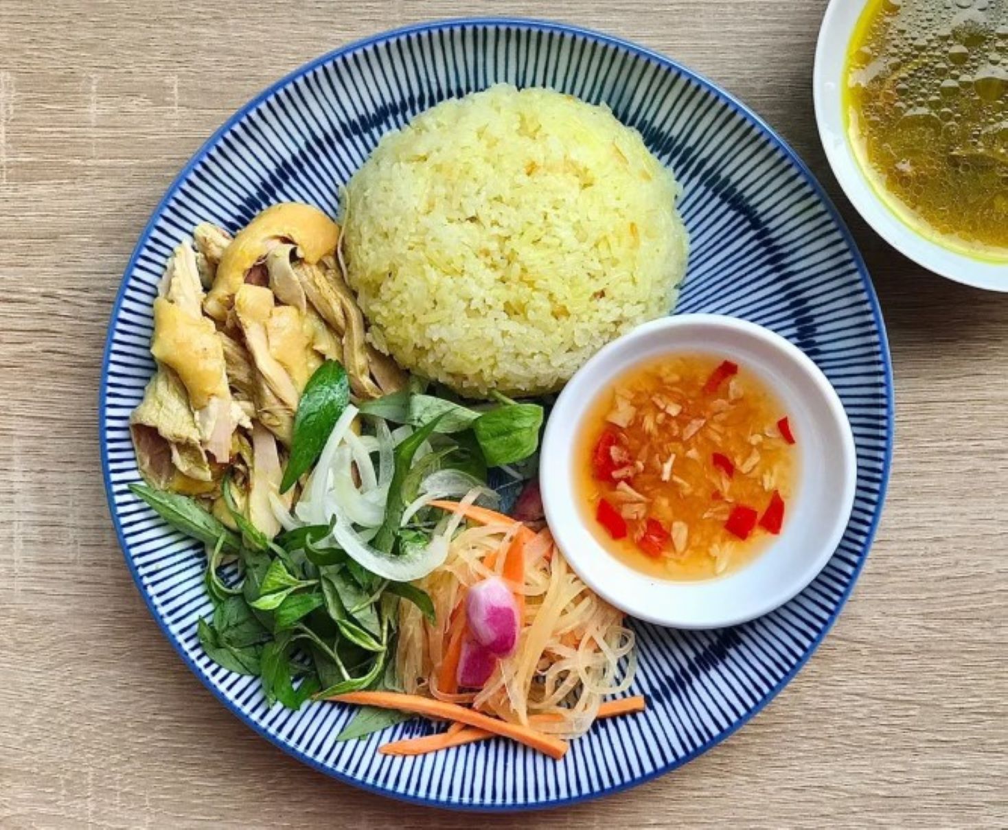 Cách nấu cơm gà bằng nồi cơm điện thơm ngon tại nhà 8 Trình bày cơm gà đẹp mắt sau khi nấu bằng nồi cơm điện (Nguồn: Internet)