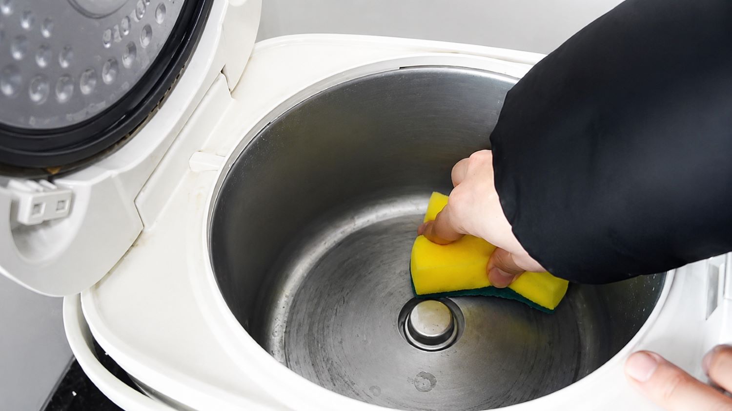 Cách vệ sinh nồi cơm điện sạch, hết mùi, bền lâu 4 Vệ sinh mâm nhiệt và cảm biến nhiệt nồi cơm điện (Nguồn: Internet)