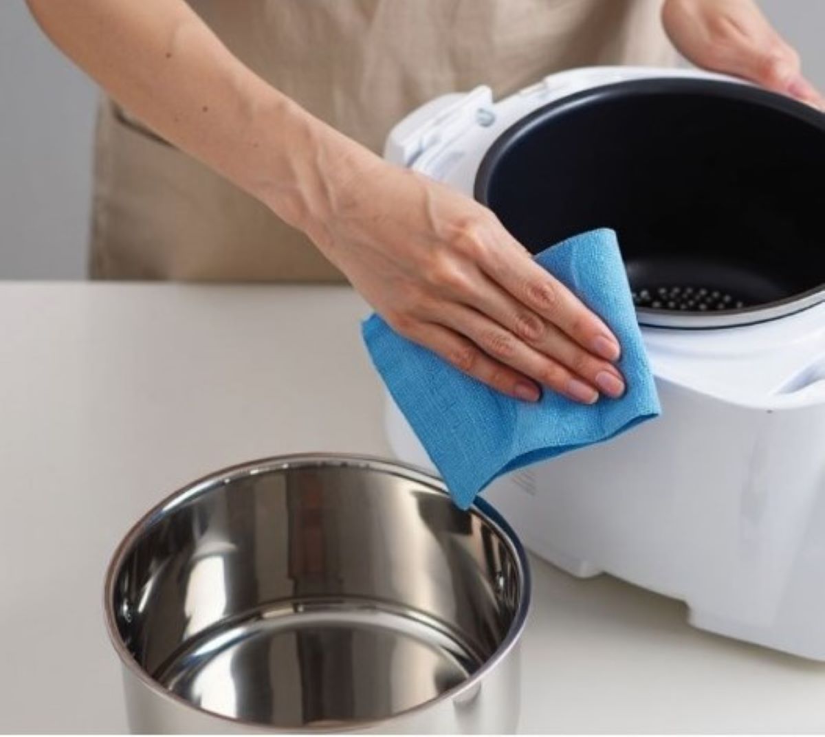 Cách vệ sinh nồi cơm điện sạch, hết mùi, bền lâu 6 Vệ sinh vỏ ngoài thân nồi cơm điện (Nguồn: Internet)