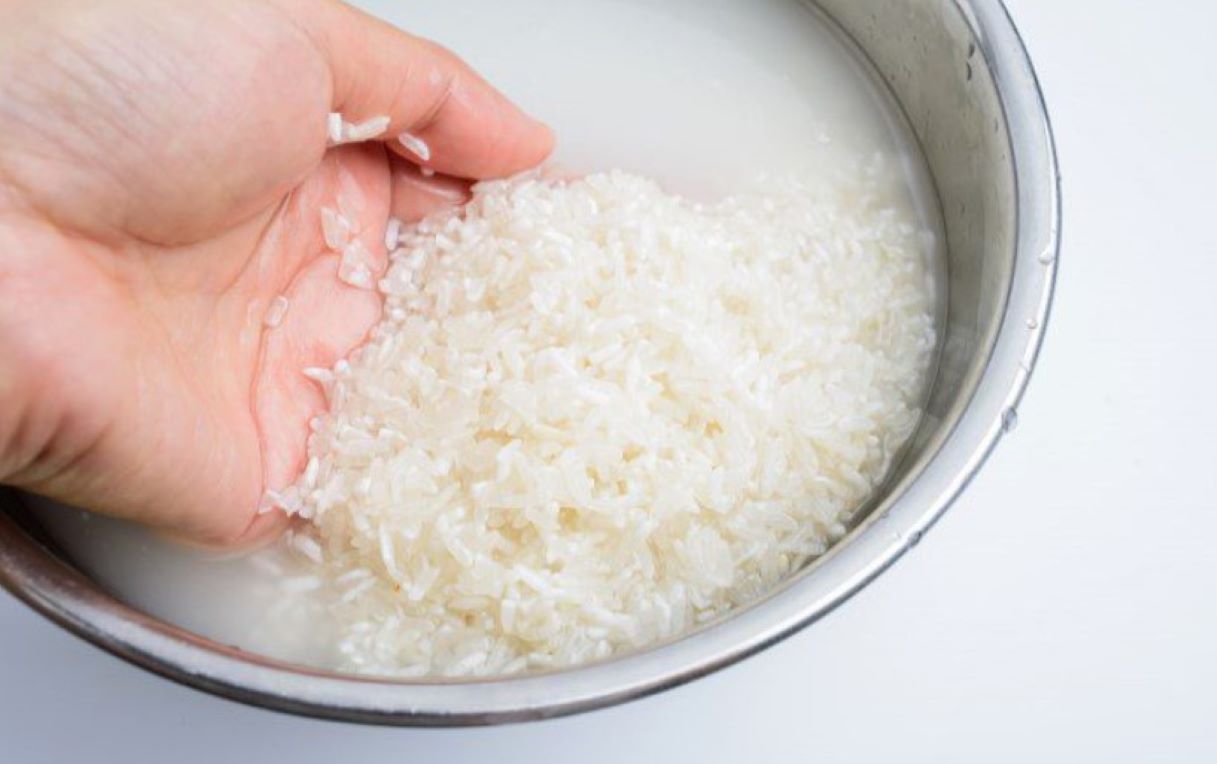 Cách nấu cơm gà bằng nồi cơm điện thơm ngon tại nhà 3 Vo và ngâm gạo trước khi nấu cơm gà bằng nồi cơm điện (Nguồn: Internet)