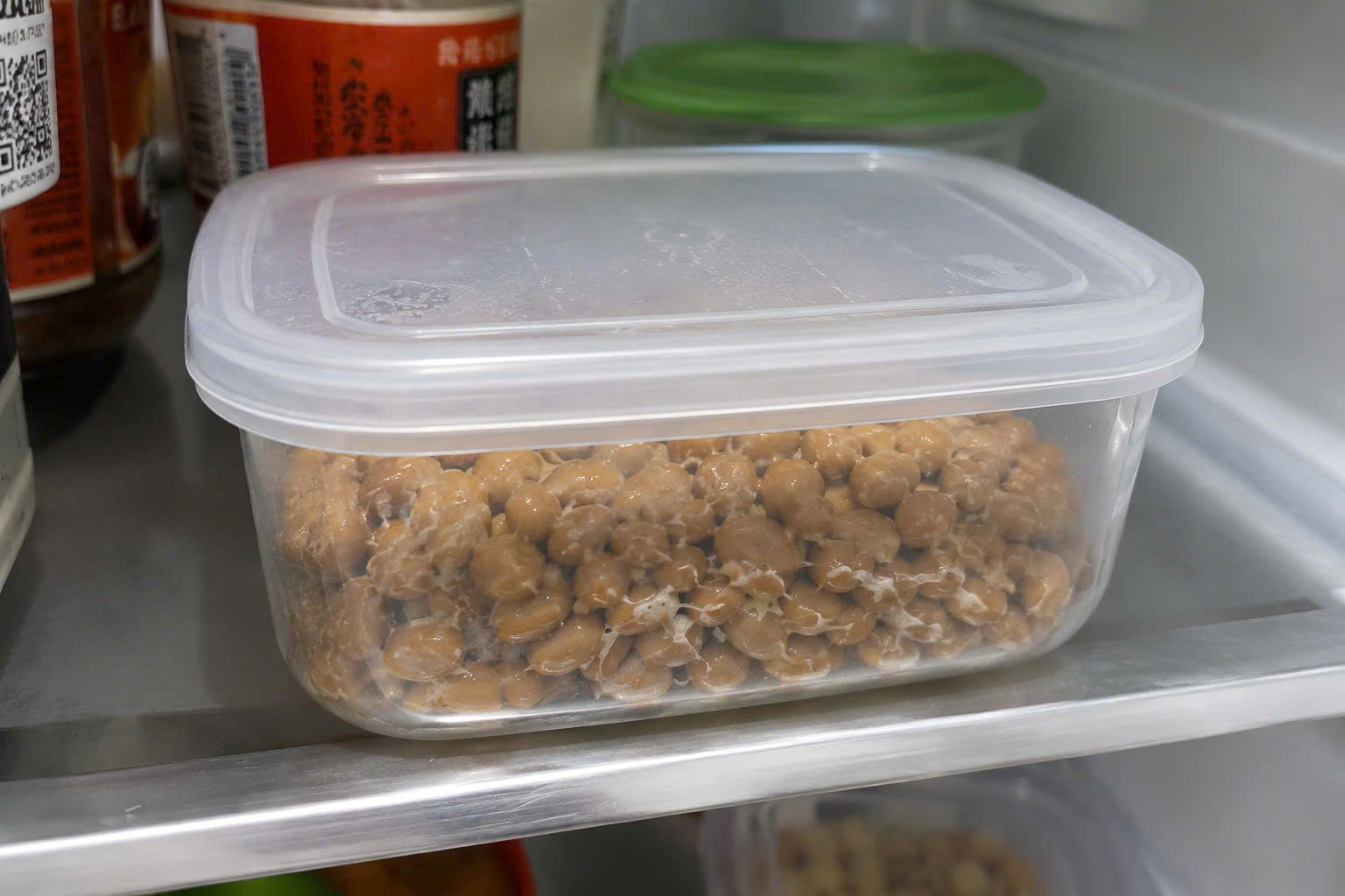 Bảo quản natto trong hộp kín và bỏ vào ngăn mát tủ lạnh