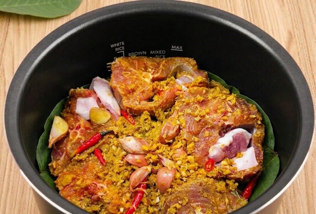 Cách kho cá bằng nồi cơm điện tiện lợi mà đậm đà tại nhà 5 Xếp cá, thịt ba chỉ và riềng vào nồi cơm điện (Nguồn: Internet)