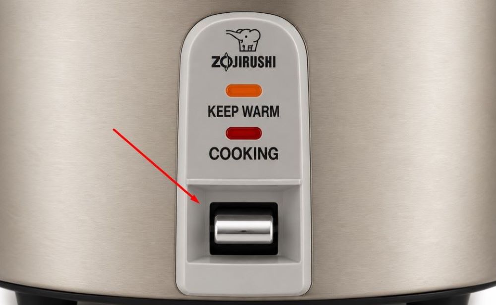 Đậy nắp và bật chế độ Cook để hấp cơm bằng nồi cơm điện (Nguồn: Internet) 