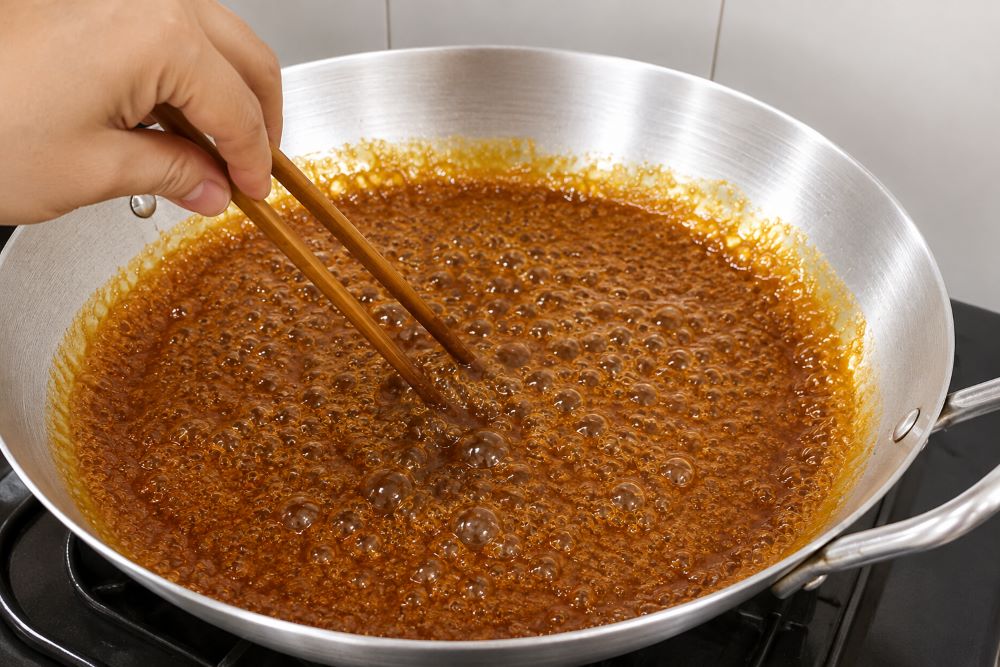 Cách kho cá bằng nồi cơm điện tiện lợi mà đậm đà tại nhà 9 Thắng nước màu cánh gián để cá kho lên màu đẹp (Nguồn: Internet)