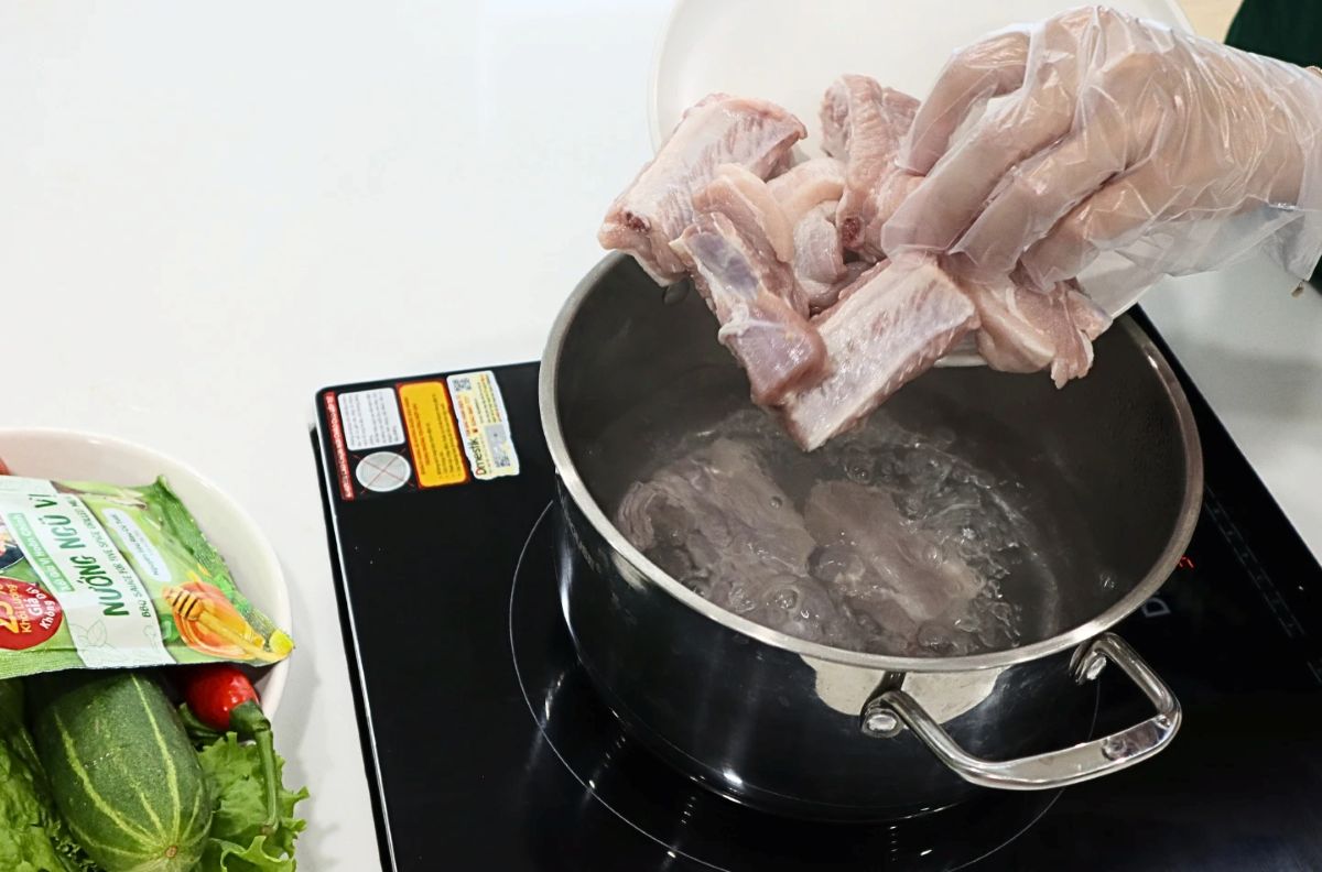 Chần sơ qua nước sôi để làm sạch và loại bỏ mùi tanh của sườn