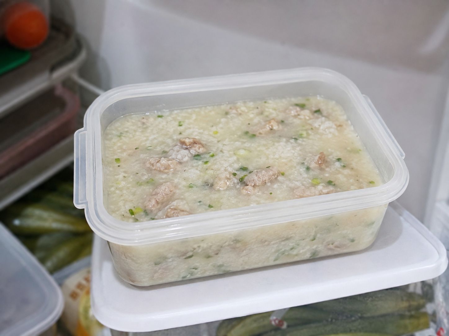 Cháo cho vào hộp kín và bảo quản trong tủ lạnh