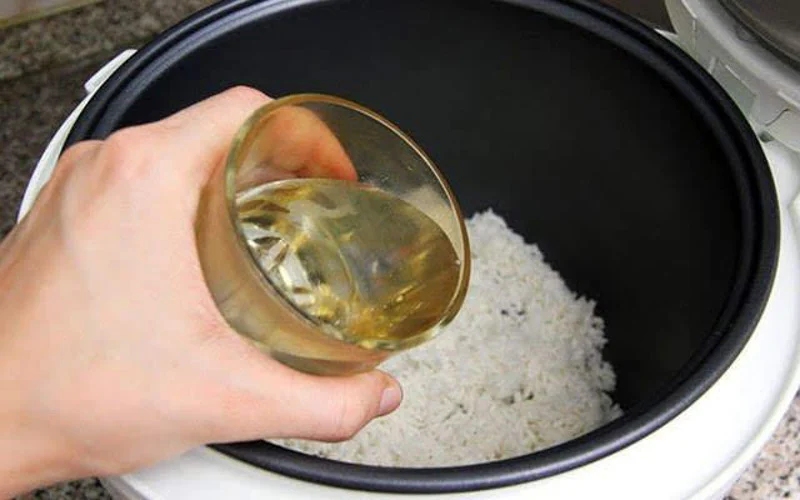 Cho nếp vào nồi cơm điện sau đó chế nước để nấu