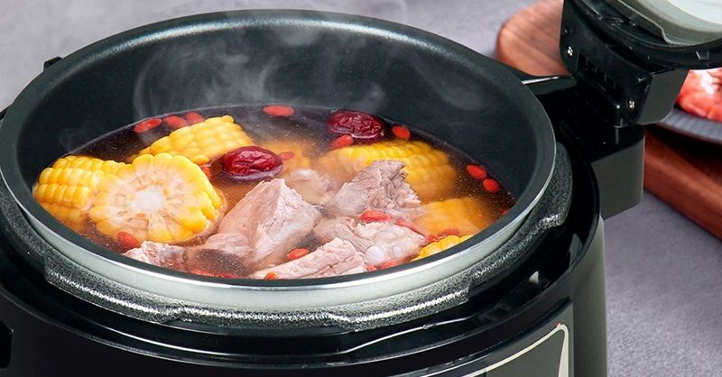 Hầm canh bằng nồi cơm điện. Nguồn ảnh: Internet