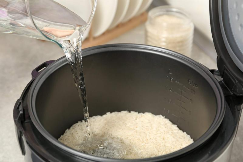 Không đổ nước quá 2/3 nồi để tránh bị trào khi nấu