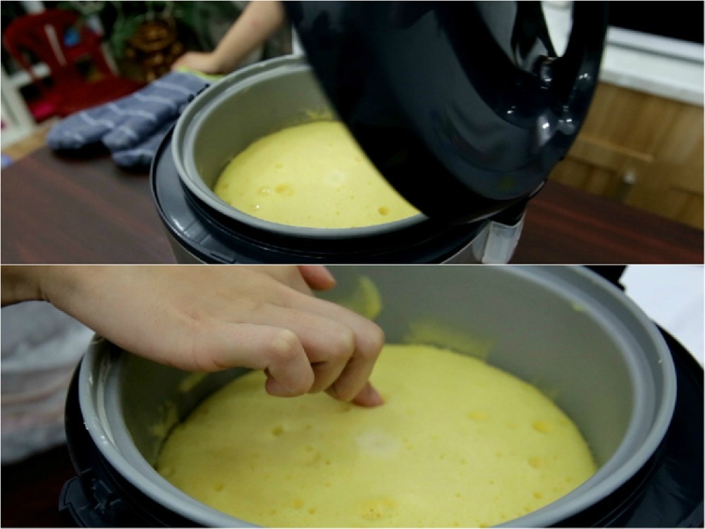 Mở nắp lau hơi nước và bật lại Cook để bánh tiếp tục chín đều