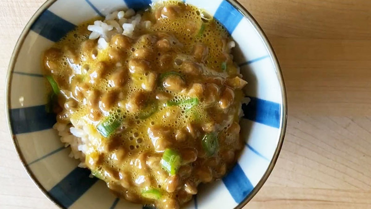 Natto có thể ăn kèm với cơm trắng và trứng sống