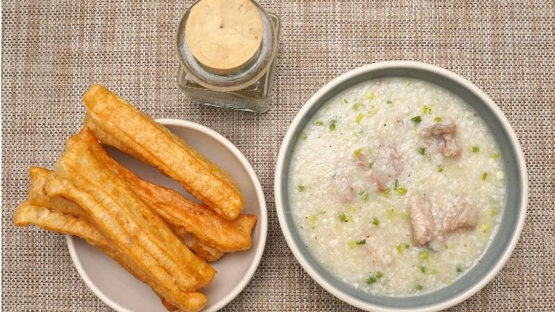 Thành phẩm là tô cháo sườn thơm ngon và sánh mịn