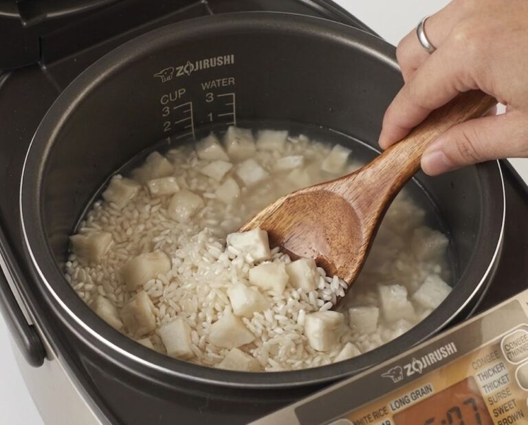 Cách nấu xôi sắn bằng nồi cơm điện dẻo ngon, an toàn tại nhà