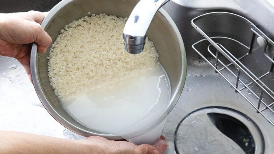 Vo gạo 2-3 lần để làm sạch cám