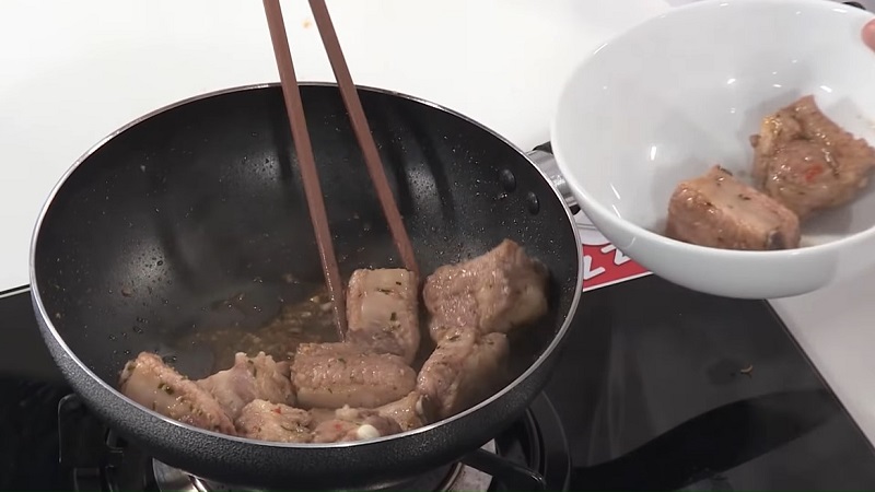 Xào sơ sườn cùng với tỏi băm và gia vị để sườn thơm, đậm đà hơn