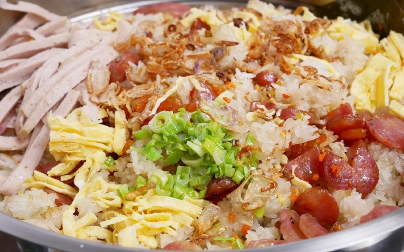 Xôi mặn nóng dẻo, kết hợp cùng lạp xưởng, chả và hành phi