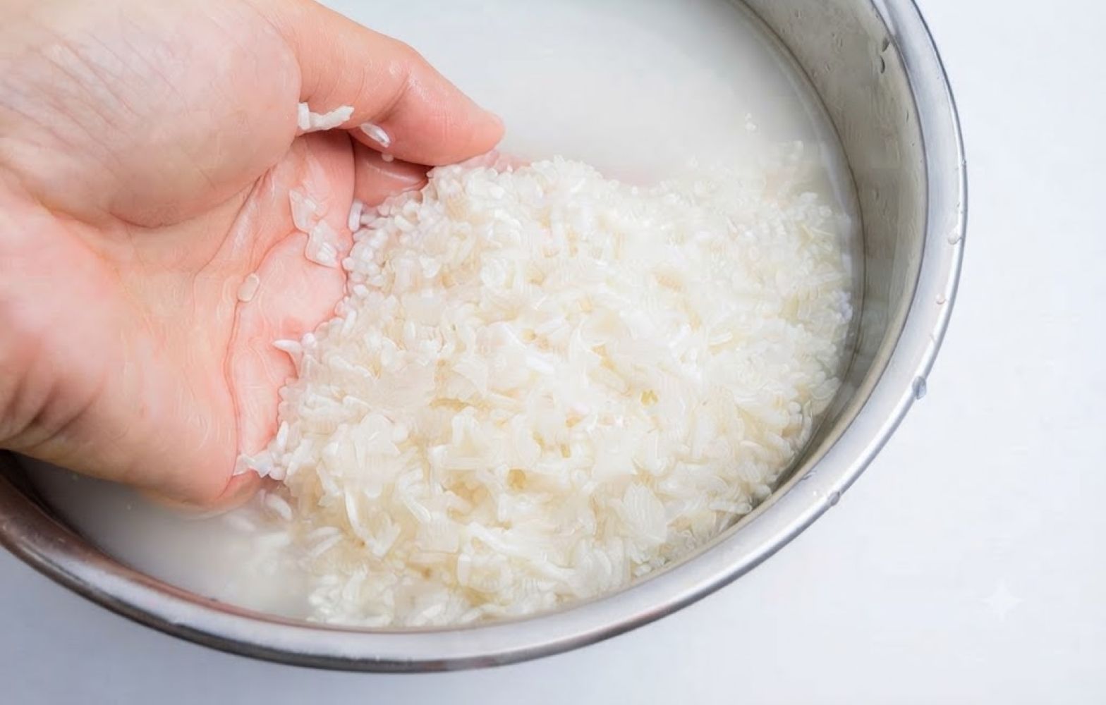 Đối với gạo khô hoặc gạo cũ, nên ngâm 15-30’ giúp gạo mềm, tiết kiệm điện năng  (Nguồn: Internet)