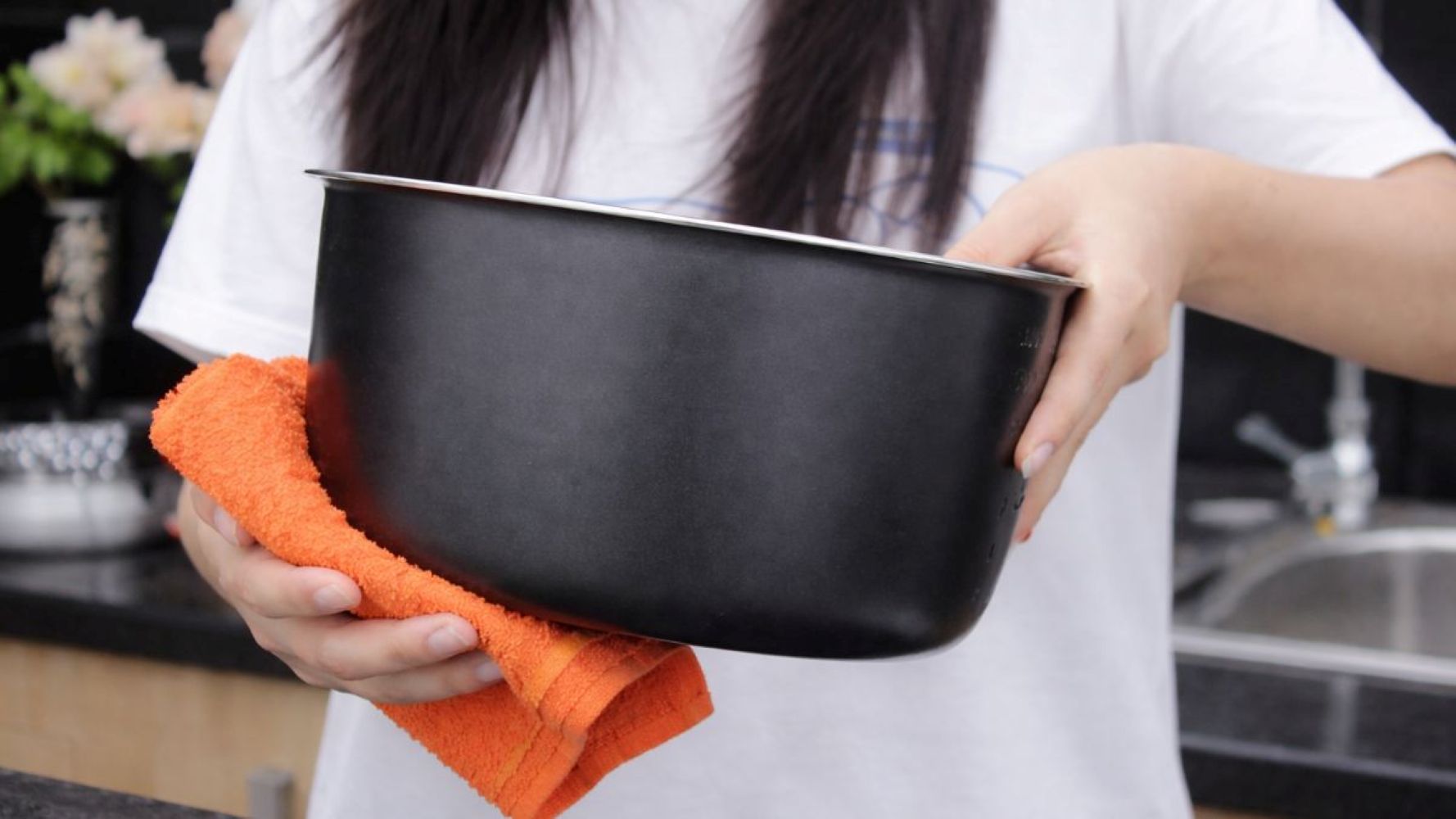 Lỗi thường gặp ở nồi cơm điện: nguyên nhân và cách xử lý tại nhà 6 Nên lau khô đáy lòng nồi trước khi đặt vào nồi cơm điện (Nguồn ảnh: internet)
